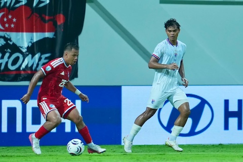 Singapore (áo đỏ) đã đẩy mình vào thế khó sau trận thua 1-3 trước Thái Lan. Ảnh: FAT