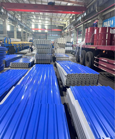 Tôn cách nhiệt được xem là một trong những giải pháp vật liệu mang lại hiệu quả sử dụng lâu dài. Ảnh - Thép SATA
