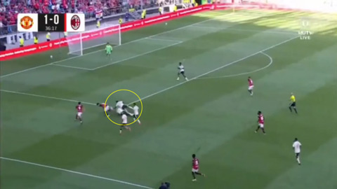Tình huống Maguire và Santos ngã nhào vào nhau khiến nhiều fan bật cười