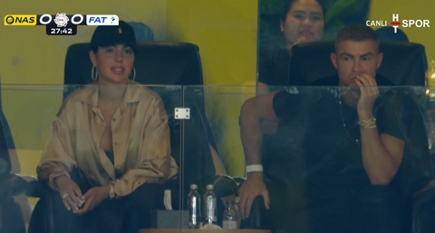 Ronaldo hiện diện trên khán đài