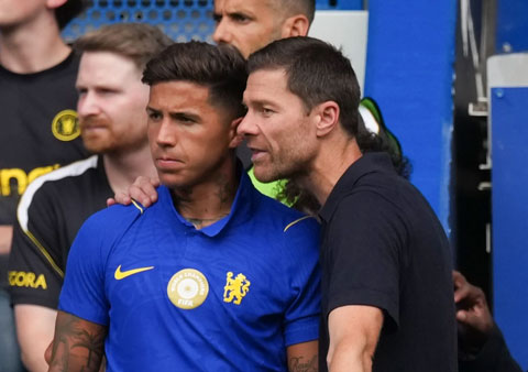 HLV Alonso vẫn cho thấy sự tin tưởng với Enzo - Ảnh: Getty Images