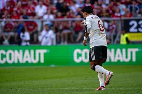 Lisandro ra sân trở lại sau chấn thương nhưng màn trình diễn không được tốt - Ảnh: @manutd
