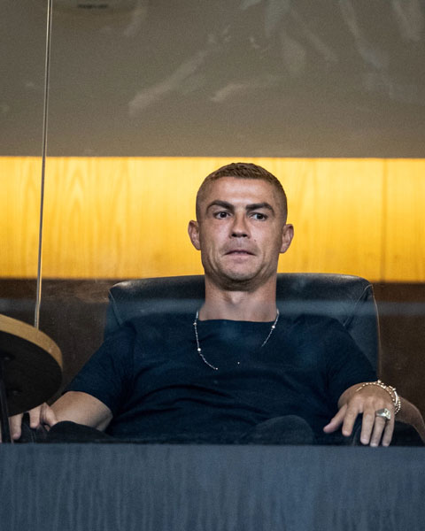 Ronaldo chứng kiến trận đấu trên khán đài - Ảnh: @TimelineCR7