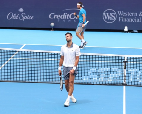 Djokovic thắng set đầu 6-2 nhưng thua ngược hai set sau với các tỷ số 4-6 và 4-6