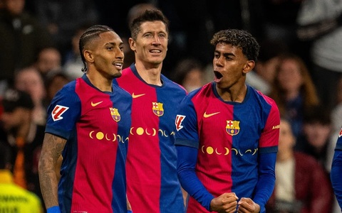 Mất Robert Lewandowski (giữa), hàng công Barca không còn trung phong thực thụ