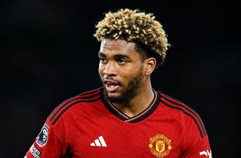 Mbaye được MU theo sát