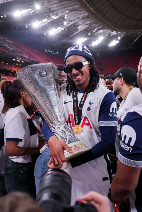 Spence đã giành danh hiệu vô địch Europa League cùng Tottenham vào năm 2025