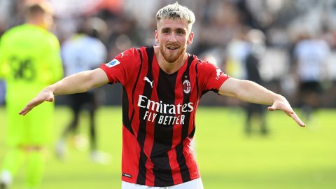 hukwueze có cơ hội đá chính là sự thay đổi vị trí của Alexis Saelemaekers