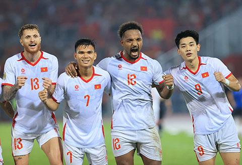 Tiền đạo của Nam Định trở thành cầu thủ Việt Nam ghi nhiều bàn thắng nhất ở vòng knock-out của giải đấu. Ảnh: Đức Cường