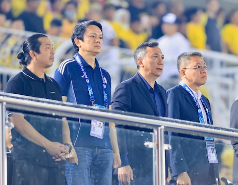Chủ tịch VFF Trần Quốc Tuấn trên khán đài theo dõi trận bán kết lượt đi. Ảnh: Đức Cường 