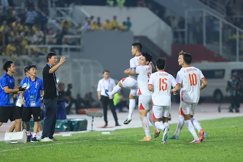 Đình Bắc và đồng đội chia vui với Quang Hải sau bàn nâng tỷ số lên 2-0. Ảnh: Đức Cường 