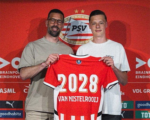 Liam ký hợp đồng chuyên nghiệp đầu tiên với PSV cùng người cha Rudd