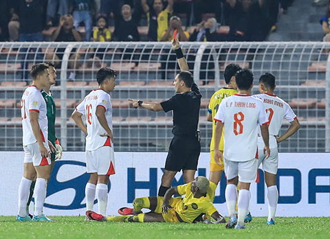 Lê Giang Patrik thoát thẻ đỏ - Ảnh: Đức Cường
