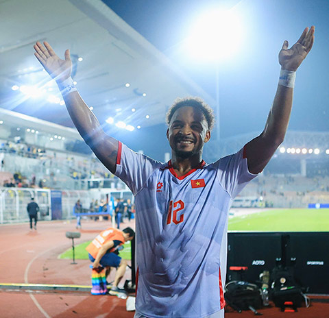 Xuân Son được bình chọn là Cầu thủ xuất sắc nhất trận Việt Nam thắng 2-0 Malaysia - Ảnh: Đức Cường