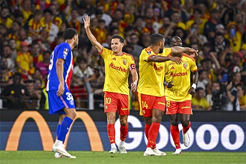 Thauvin (số 10) ghi bàn duy nhất cho Lens