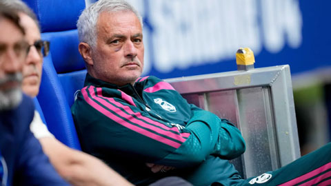 Mourinho bị bầm tím vì bóng đập vào mặt
