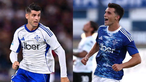 Como cần một tiền đạo đủ sức chia lửa với Tasos Douvikas (phải), điều mà Morata chưa thể đáp ứng