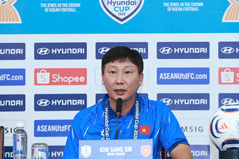HLV Kim Sang Sik cho rằng ĐT Việt Nam còn một số điểm yếu cần cải thiện. Ảnh: Đức Cường