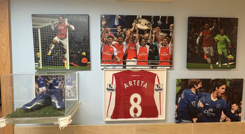 Giày và áo đấu cũ của Mikel Arteta tại Antiguoko - Ảnh: The Athletic