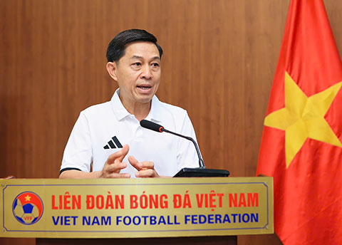 Trưởng Ban Trọng tài VFF Đặng Thanh Hạ dặn dò các học viên. Ảnh: Đức Cường