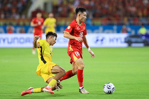Hai Long rời sân