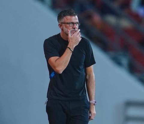 Gương mặt âu lo của HLV Anthony Hudson. Ảnh: FAT
