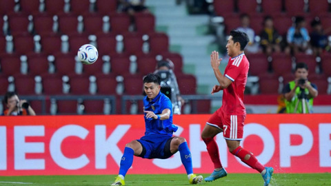 Singapore (phải) đã dừng chân ở bán kết AFF Cup 2026