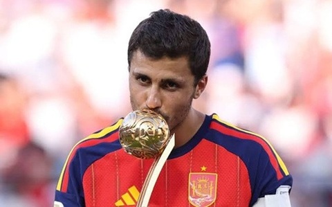 Rodri nhận giải cầu thủ xuất sắc nhất VCK World Cup 2026