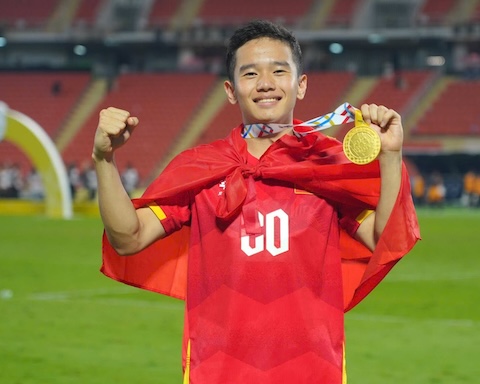 Anh Quân với chiếc HCV SEA Games 2025. Ảnh: Đức Cường 