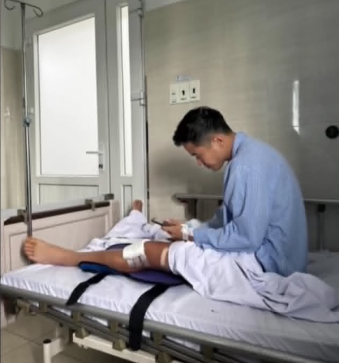 Anh Quân vừa phẫu thuật dây chằng gối. Ảnh: FBNV