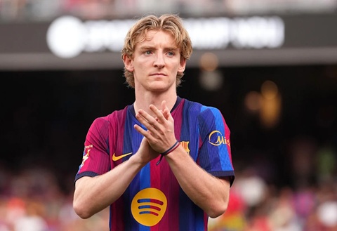 Anthony Gordon có thể sắm vai số 9 ảo để tạo nên sự đa dạng cho hàng công Barca