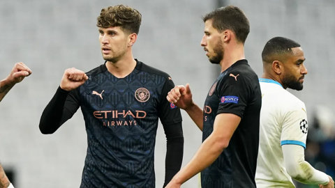 Stones (trái) đã ra đi, nên khả năng Dias ở lại Man City là rất lớn
