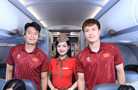 Thành Chung và Hoàng Đức phấn khởi trên chuyến bay trở về sau hành trình đầy nỗ lực tại Kuala Lumpur trước đó