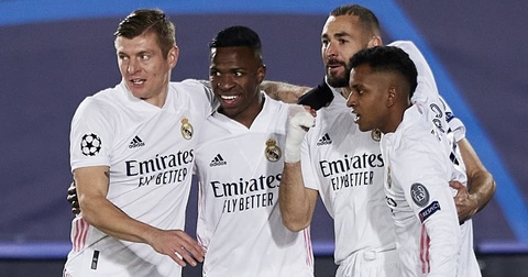 Vinicius thời còn là cậu nhóc 18 tuổi bên cạnh các tượng đài như Benzema và Kroos. Ảnh: TeamTalk