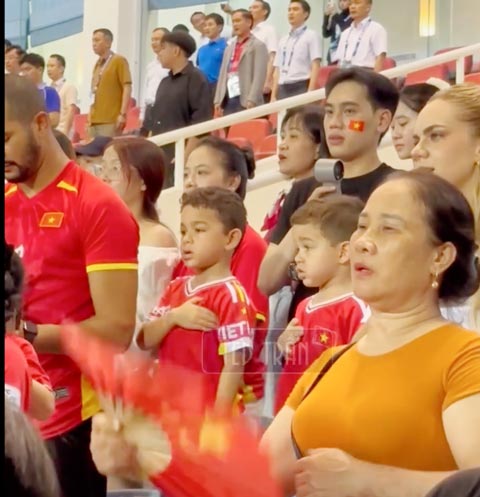 Hình ảnh hai con trai Xuân Son hát quốc ca trên khán đài khiến nhiều người xúc động