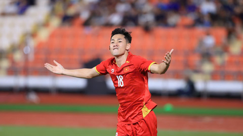Hai Long là "chìa" khoá cho chiến thắng 2-0 trên sân Rajamangala. Ảnh- Đức Cường