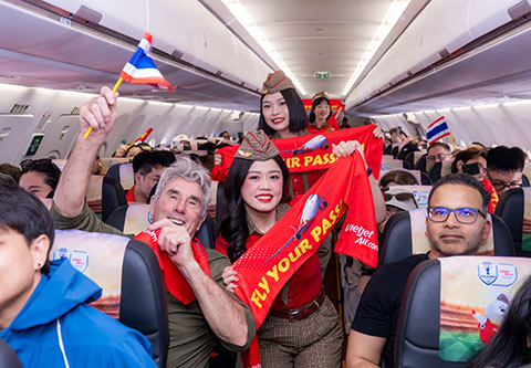 Không khí bóng đá rộn ràng trên hành trình đến Bangkok trước giờ bóng lăn