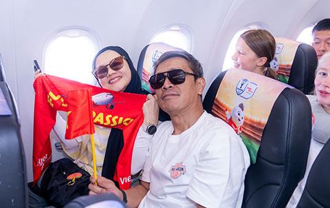 Người hâm mộ bóng đá đến từ nhiều quốc gia trên thế giới cùng hòa vào không khí sôi động