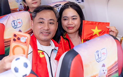 Hành khách hào hứng selfie, ghi lại khoảnh khắc ý nghĩa trên chuyến bay 