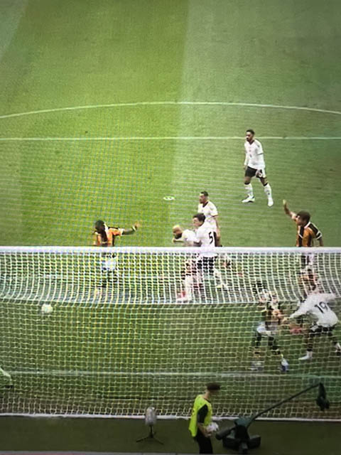 Khoảng khắc Maguire kèm Mazraoui khiến fan khó hiểu