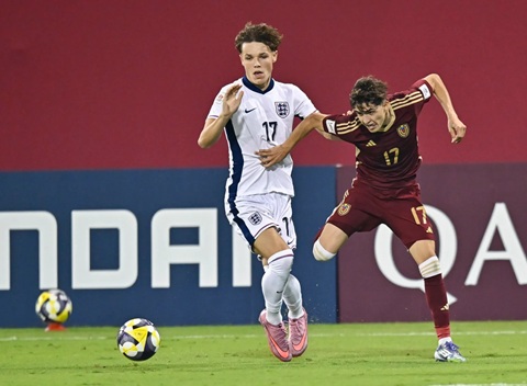 Igor Tyjon (trái) trong màu áo đội U18 Anh