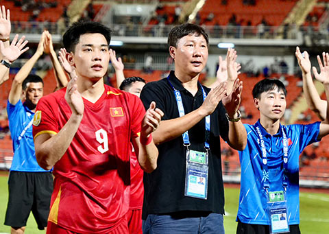 ĐT Việt Nam lần đầu toàn thắng trên sân khách tại AFF Cup - Ảnh: Đức Cường