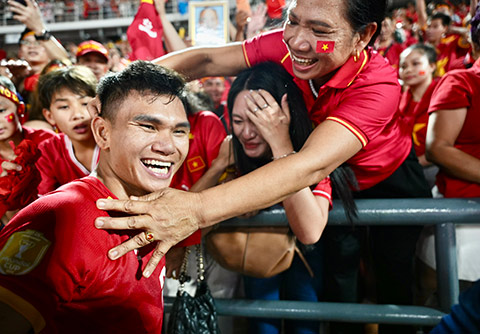 Nhiều chuyến bay Vietjet Air đưa CĐV Việt Nam tới đồng hành với đội tuyển tại Rajamangala - Ảnh: Đức Cường