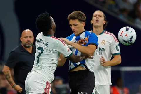 Vinicius liên tục va chạm với cầu thủ phía Espanyol