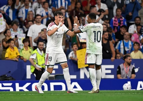 Espi không hề bị "khớp" khi sát cánh với các siêu sao như Kylian Mbappe