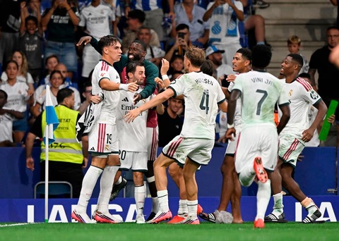 Các cầu thủ Real Madrid chia vui với Espi