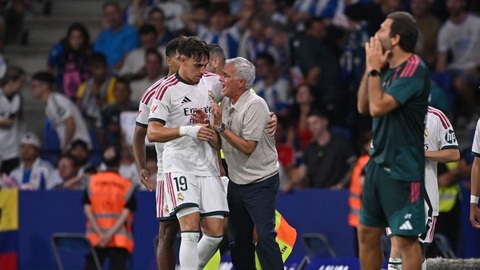Carlos Espi (trái) đã cứu cho ông thầy Jose Mourinho một bàn thua trông thấy