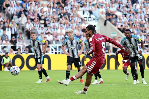 Cú đá penalty cứu rỗi Liverpool của Szoboszlai