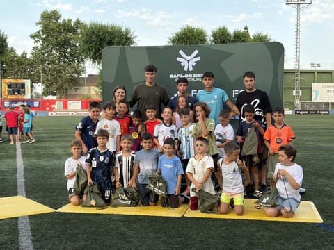 Tân binh của Real Madrid có sự gắn bó đặc biệt với quê nhà Tavernes. Ảnh: Levante EMV