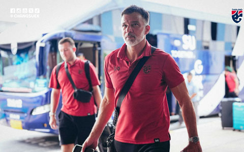 Thầy trò HLV Anthony Hudson đặt chân tới Hà Nội để chuẩn bị cho trận lượt về chung kết AFF Cup 2026